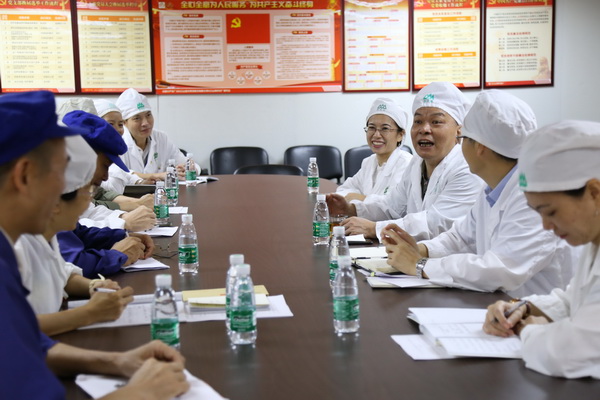 迎“七一”送温暖，壹定发发展走访慰问党员工作