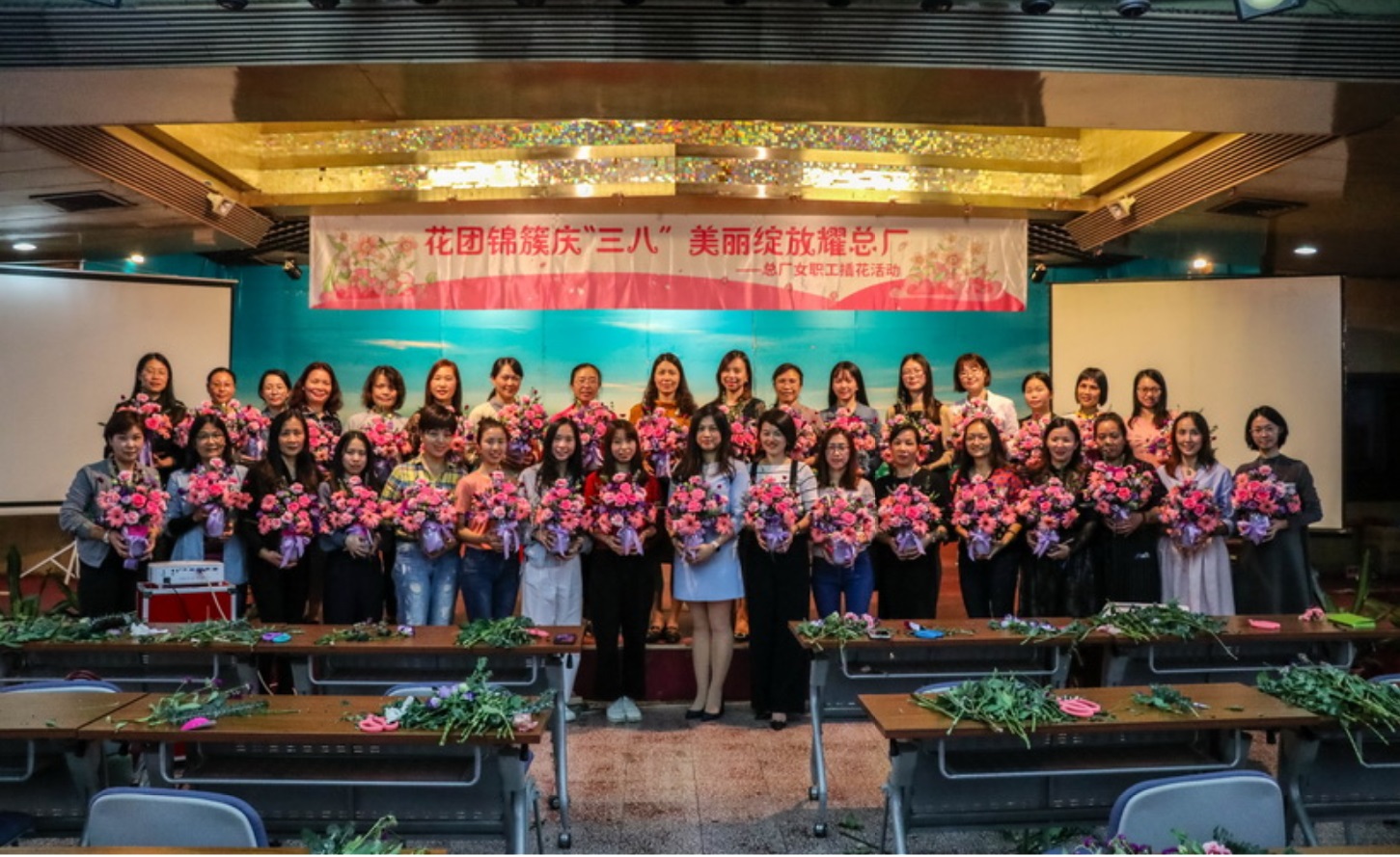 花团锦簇庆“三八” 俏丽开放耀总厂  ——壹定发插花活动