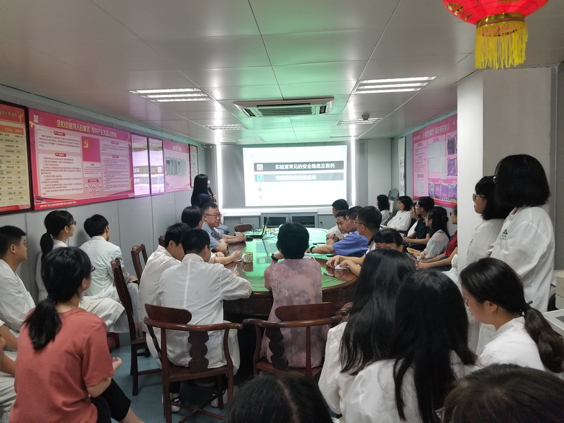 不忘初心讲安全  服膺使命筑防线——总厂第十党支部进杏装尝试室安全与防护培训”主题党日活动